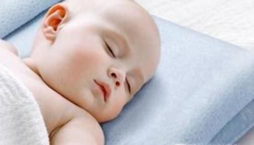 改正新生儿睡偏头的好方法