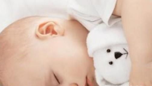 改正新生儿睡偏头的好方法