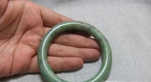 如何挑选购买玉镯子？