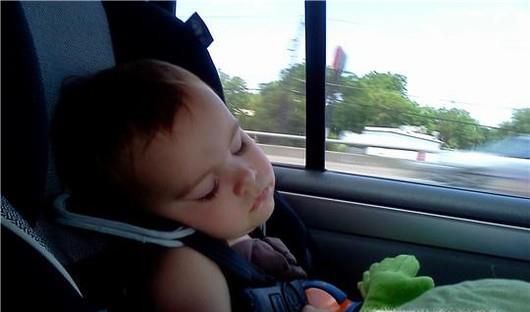 夏日如何防止孩子被困车内发生危险？