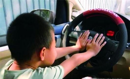 夏日如何防止孩子被困车内发生危险？