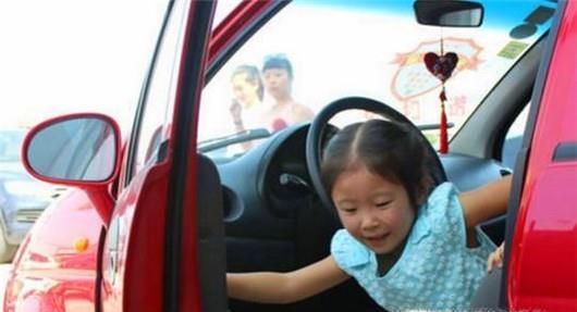 夏日如何防止孩子被困车内发生危险？