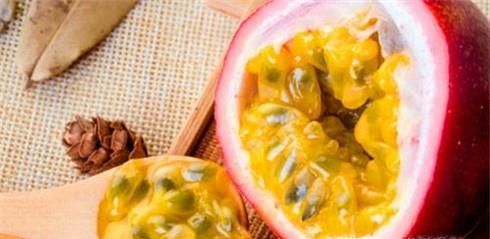 如何挑选、处理、食用百香果