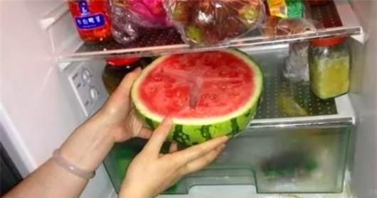夏季怎样吃西瓜才健康?这样吃瓜远离小肠坏死!
