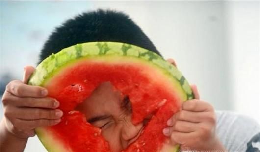 夏季怎样吃西瓜才健康?这样吃瓜远离小肠坏死!