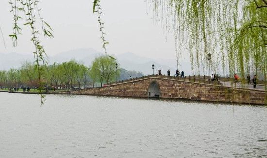 西湖断桥为什么叫断桥