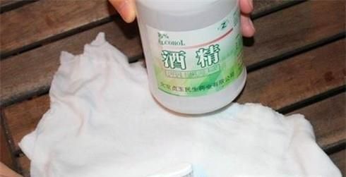 圆珠笔油怎么洗掉