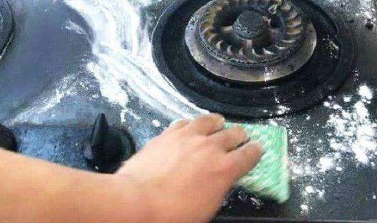 如何清理灶台上的污渍