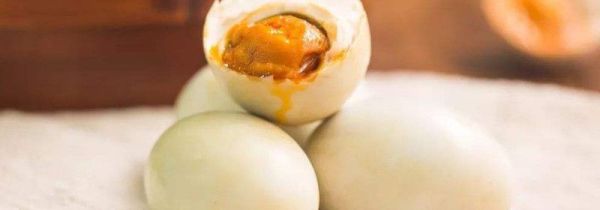 咸鸭蛋不能和什么一起吃