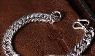 银手链变黑了怎么办？银首饰的保养与清理