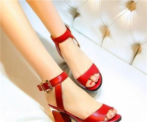 什么颜色的鞋显脚白