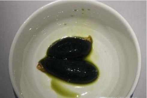 巧除杀鱼时鱼胆破了的苦味