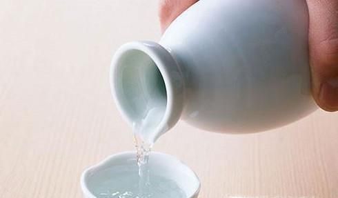 巧除杀鱼时鱼胆破了的苦味