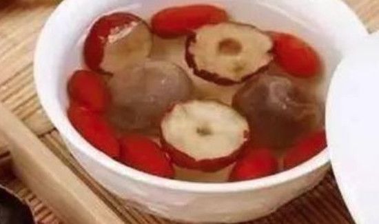 花旗参红枣枸杞泡水喝的功效