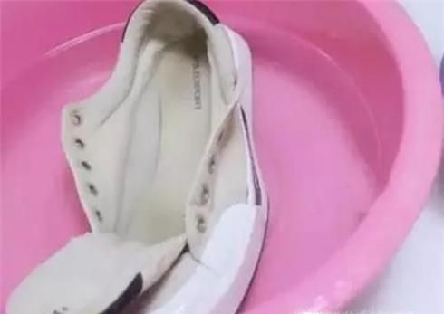 小白鞋脏了怎么洗？