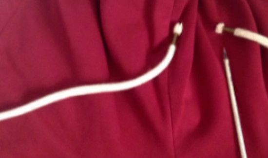 裤子绳子缩进去怎么弄出来