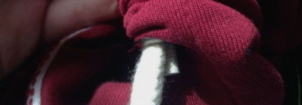 裤子绳子缩进去怎么弄出来