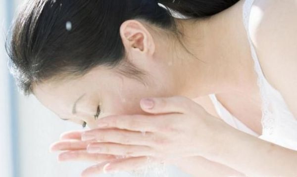 用凉水洗脸好，还是热水洗脸好？