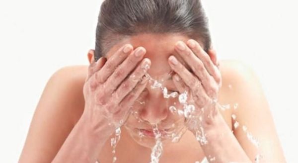 用凉水洗脸好，还是热水洗脸好？
