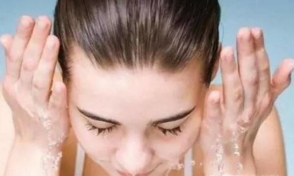 用凉水洗脸好，还是热水洗脸好？