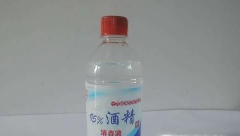 衣服上沾了油渍会很难看，怎么能快速清除？