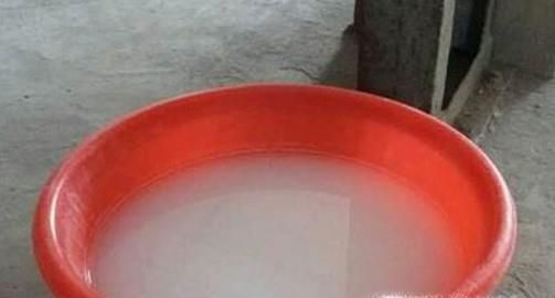 衣服上沾了油渍会很难看，怎么能快速清除？