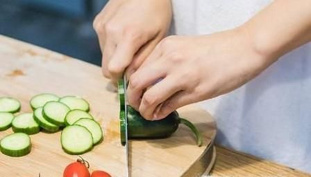 如何防止切菜切到手