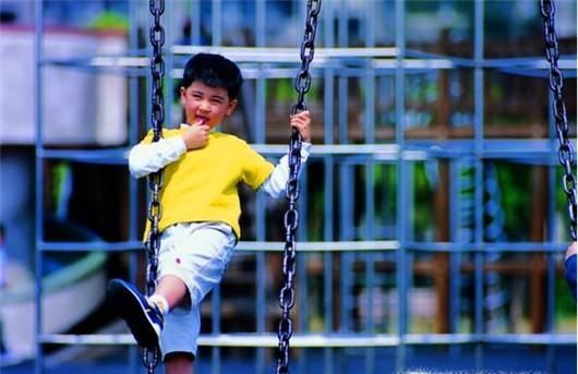 孩子玩秋千要注意什么？如何安全荡秋千？