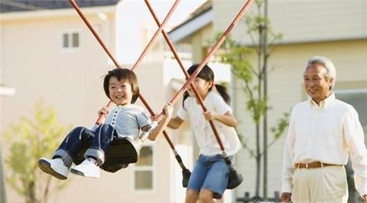 孩子玩秋千要注意什么？如何安全荡秋千？
