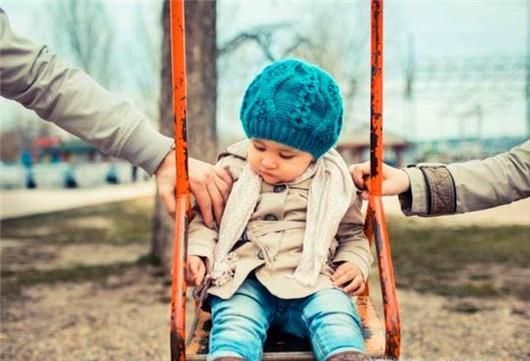 孩子玩秋千要注意什么？如何安全荡秋千？