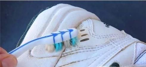 帆布小白鞋怎样清洗干净又白