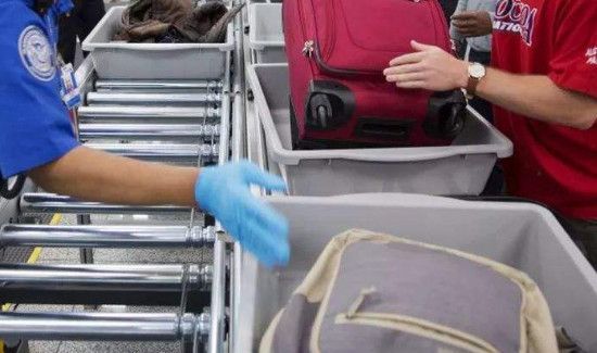 行李箱能带上飞机吗