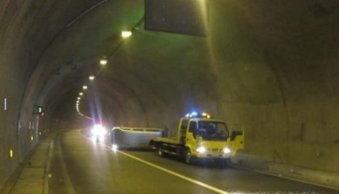 车辆高速爆胎怎么办？