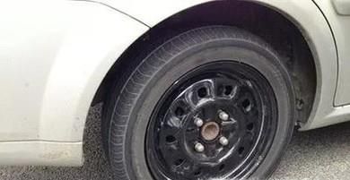 车辆高速爆胎怎么办？