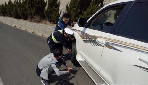 车辆高速爆胎怎么办？
