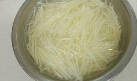 土豆切丝泡水里,可以放一夜吗