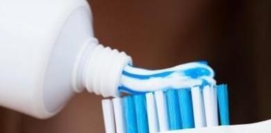 怎样清除塑料壶里的绿苔？