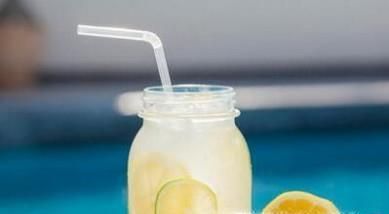 怎样清除塑料壶里的绿苔？