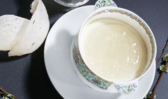 燕窝是燕子唾液和什么形成的