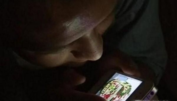 晚上睡觉前关灯玩手机有什么危害