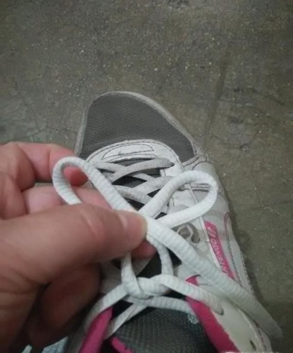运动鞋如何系鞋带