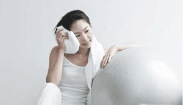 怎样才能使白色的衣服不发黄，发黄了该怎么办