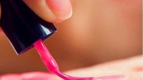 简单去除指甲油的妙招