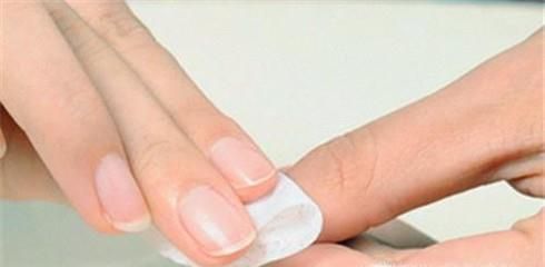 简单去除指甲油的妙招
