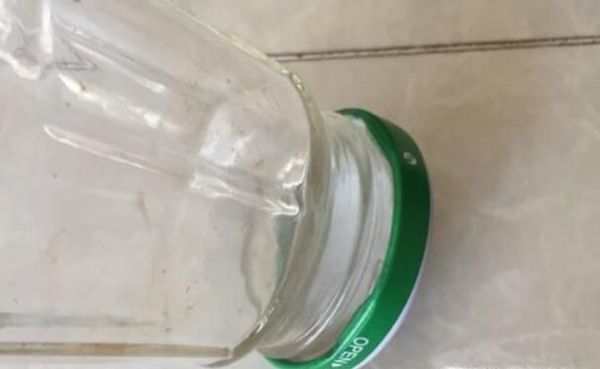 怎么轻松打开老干妈瓶盖？