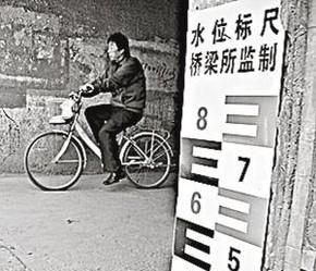 下大雨,开车过积水路面的你必须要做的事情