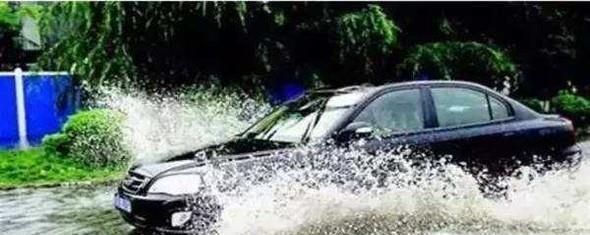 下大雨,开车过积水路面的你必须要做的事情