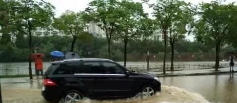 下大雨,开车过积水路面的你必须要做的事情