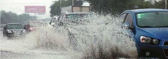 下大雨,开车过积水路面的你必须要做的事情
