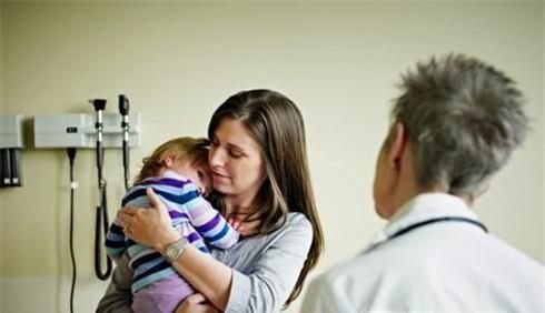 小孩被马蜂蛰了怎么办